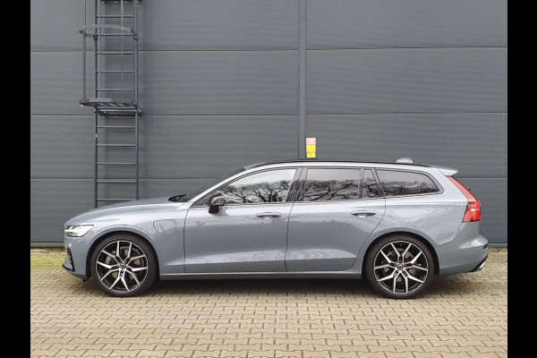 Volvo V60 2.0 T8 Recharge AWD R-Design - 1 JR GARANTIE / EXTRA SET / TREKHAAK / PANO / 360CAM / H-K / LEDER+MEMORY / VOORRUITVERW!