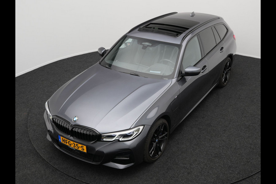 BMW 3 Serie Touring 330e Plug in Hybrid M-Sport PHEV | Panodak  | Adaptive Cruise | Camera | Carplay | Sfeerverlichting | Laser LED | Head-up Display |