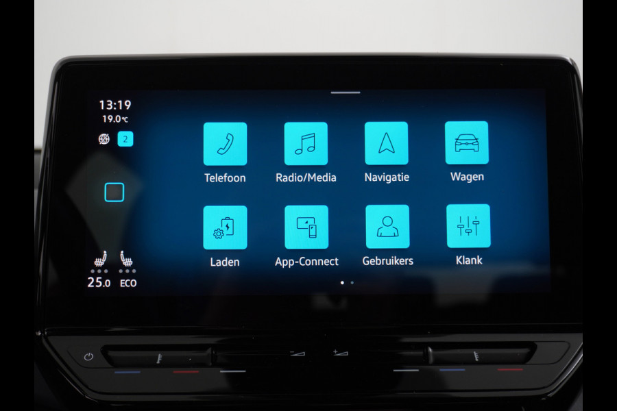 Volkswagen ID.3 First 58kWh Trekhaak Adaptive CruiseC Navi Ecc Keyless Apple Carplay Android 18" Stoel-Stuurverwarming Verkeersbord detectie Dab Led Bluetooth LmvRegen-Lichtsensor Wifi Rijstrooksensor met correctie Accu garantie 160.000 / 27-10-2028