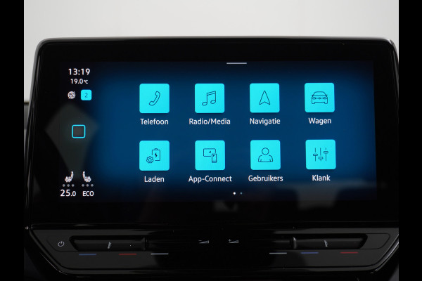 Volkswagen ID.3 First 58kWh Trekhaak Adaptive CruiseC Navi Ecc Keyless Apple Carplay Android 18" Stoel-Stuurverwarming Verkeersbord detectie Dab Led Bluetooth LmvRegen-Lichtsensor Wifi Rijstrooksensor met correctie Accu garantie 160.000 / 27-10-2028