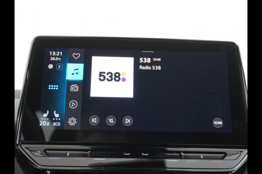 Volkswagen ID.3 First 58kWh Trekhaak Adaptive CruiseC Navi Ecc Keyless Apple Carplay Android 18" Stoel-Stuurverwarming Verkeersbord detectie Dab Led Bluetooth LmvRegen-Lichtsensor Wifi Rijstrooksensor met correctie Accu garantie 160.000 / 27-10-2028