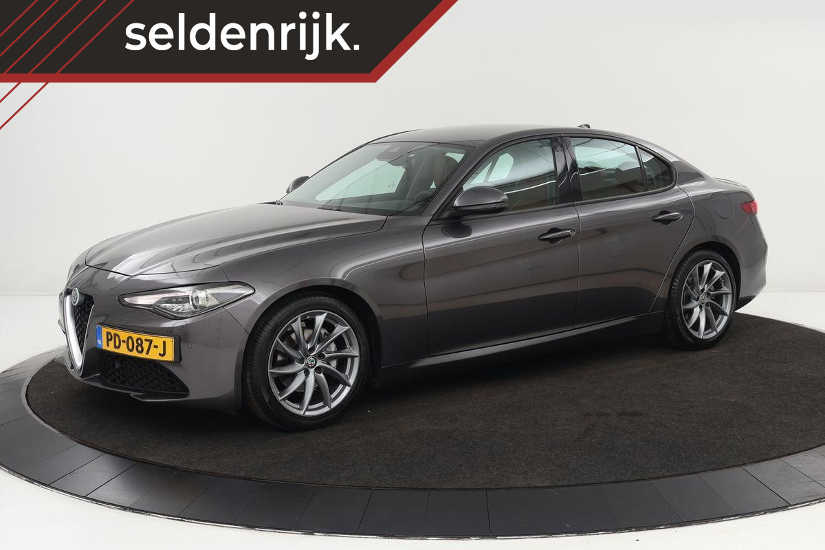 Alfa Romeo Giulia 2.0T Super | Stoel & stuurverwarming | Leder | Camera | Trekhaak | Xenon | Keyless | Memory | Navigatie | PDC | Cruise control