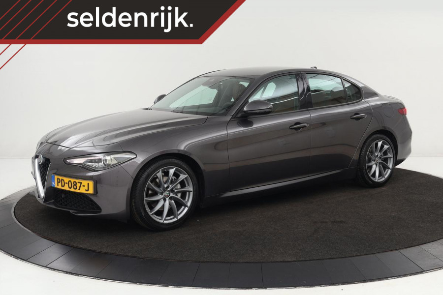 Alfa Romeo Giulia 2.0T Super | Stoel & stuurverwarming | Leder | Camera | Trekhaak | Xenon | Keyless | Memory | Navigatie | PDC | Cruise control