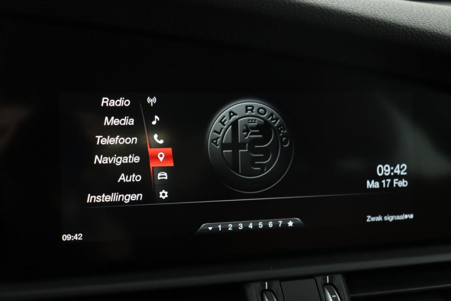 Alfa Romeo Giulia 2.0T Super | Stoel & stuurverwarming | Leder | Camera | Trekhaak | Xenon | Keyless | Memory | Navigatie | PDC | Cruise control