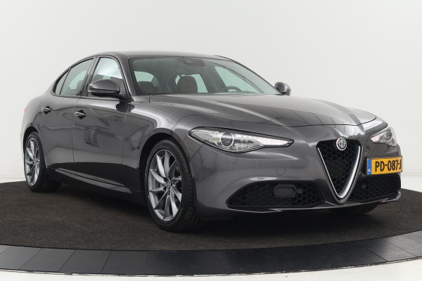 Alfa Romeo Giulia 2.0T Super | Stoel & stuurverwarming | Leder | Camera | Trekhaak | Xenon | Keyless | Memory | Navigatie | PDC | Cruise control