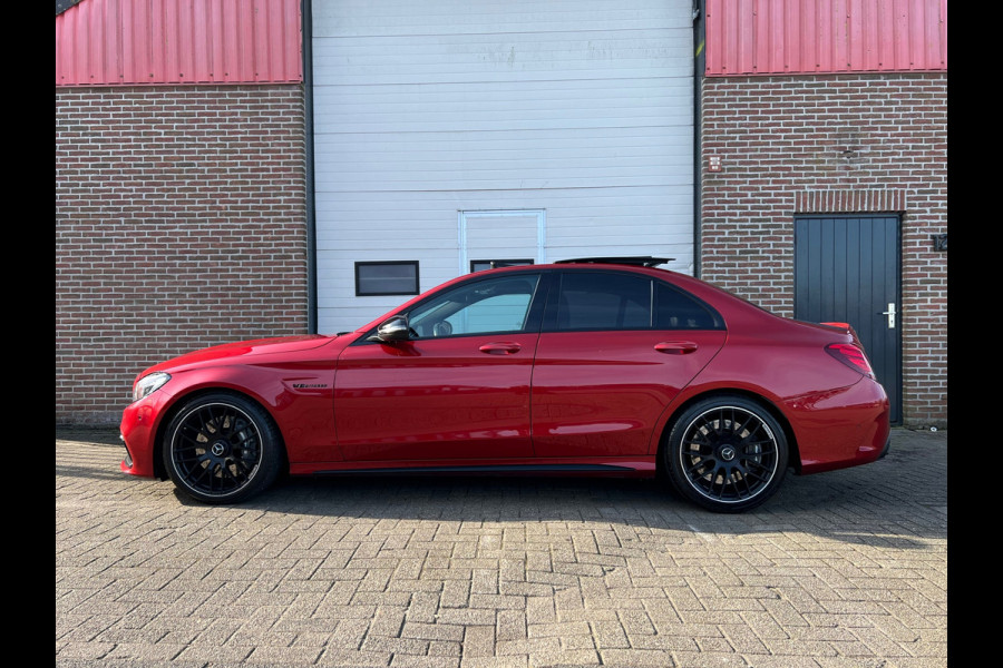 Mercedes-Benz C-Klasse AMG 63 / Pano / Schaalstoelen / Dealer ondr / Burmester / Keyless / Sfeer verl / Carbon / Camera