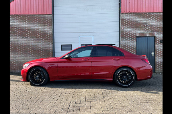 Mercedes-Benz C-Klasse AMG 63 / Pano / Schaalstoelen / Dealer ondr / Burmester / Keyless / Sfeer verl / Carbon / Camera