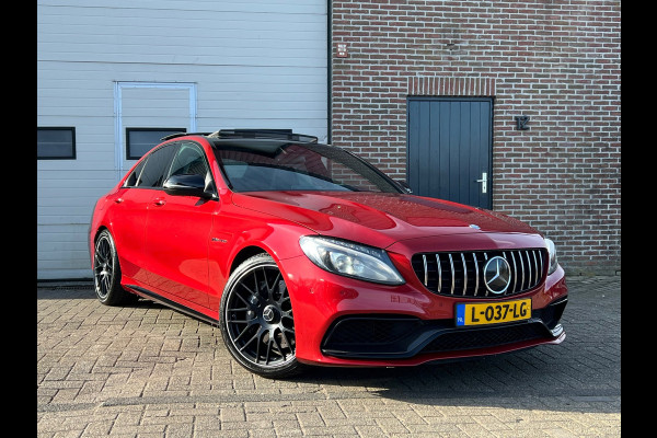 Mercedes-Benz C-Klasse AMG 63 / Pano / Schaalstoelen / Dealer ondr / Burmester / Keyless / Sfeer verl / Carbon / Camera