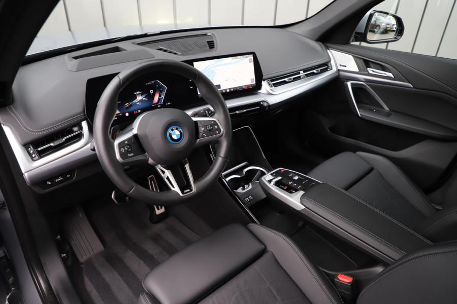 BMW iX1 xDrive30 Launch Edition | 313PK | Pano | Massage | Head-up | Keyles-go | Harman/kardon | Memory | Sfeerverlichting | Stoelverw.