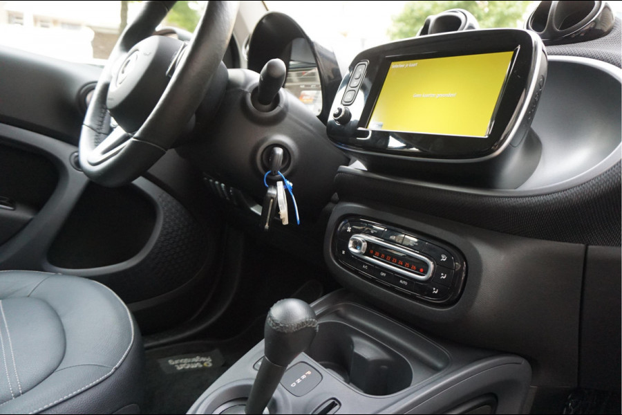 Smart Fortwo EQ prime 18 kWh | Leer | Navi | Verwarmd stuurwiel | Stoelverwarming | Cruise control | LED pakket | 15inch sportvelgen | Touchscreen Full Map Navigatie | BlueTooth interface | Mirrorlink/ Android Auto | Achteruitrijcamera | Parkeersensoren |