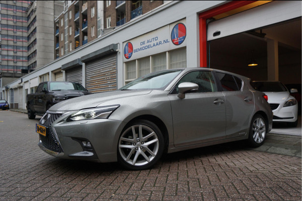 Lexus CT 200h Luxury Line | Leer | Opendak | Adaptive cruise | Lane departure | Camera | Electrisch verstelbare stoelen | Pack memory + stoelverwarming | Apple Carplay |