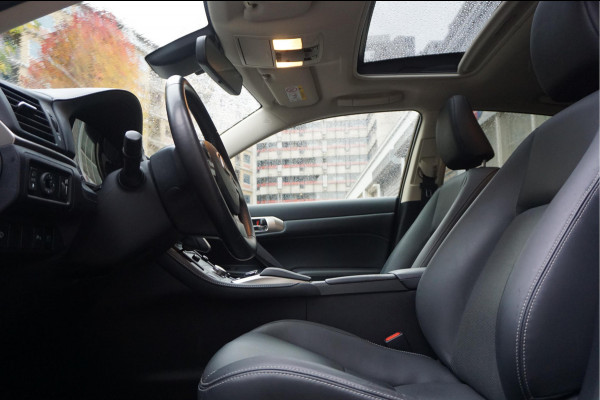 Lexus CT 200h Luxury Line | Leer | Opendak | Adaptive cruise | Lane departure | Camera | Electrisch verstelbare stoelen | Pack memory + stoelverwarming | Apple Carplay |