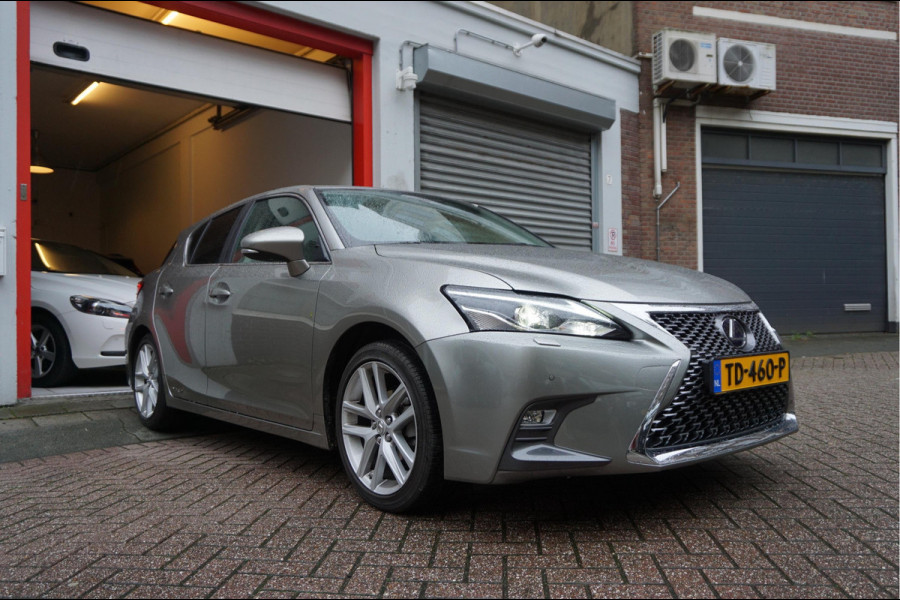 Lexus CT 200h Luxury Line | Leer | Opendak | Adaptive cruise | Lane departure | Camera | Electrisch verstelbare stoelen | Pack memory + stoelverwarming | Apple Carplay |