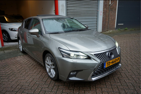 Lexus CT 200h Luxury Line | Leer | Opendak | Adaptive cruise | Lane departure | Camera | Electrisch verstelbare stoelen | Pack memory + stoelverwarming | Apple Carplay |