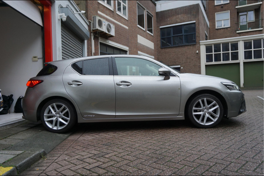 Lexus CT 200h Luxury Line | Leer | Opendak | Adaptive cruise | Lane departure | Camera | Electrisch verstelbare stoelen | Pack memory + stoelverwarming | Apple Carplay |