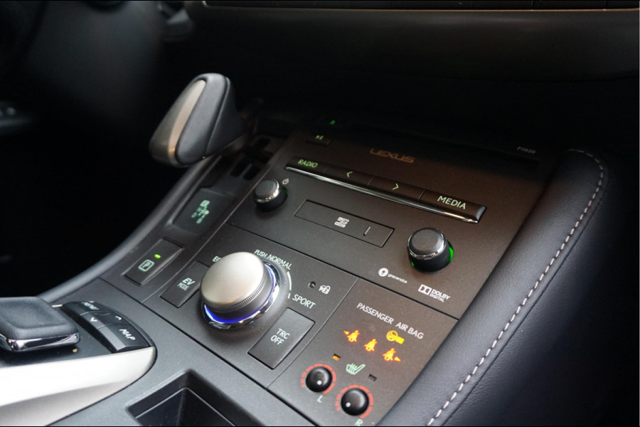 Lexus CT 200h Luxury Line | Leer | Opendak | Adaptive cruise | Lane departure | Camera | Electrisch verstelbare stoelen | Pack memory + stoelverwarming | Apple Carplay |