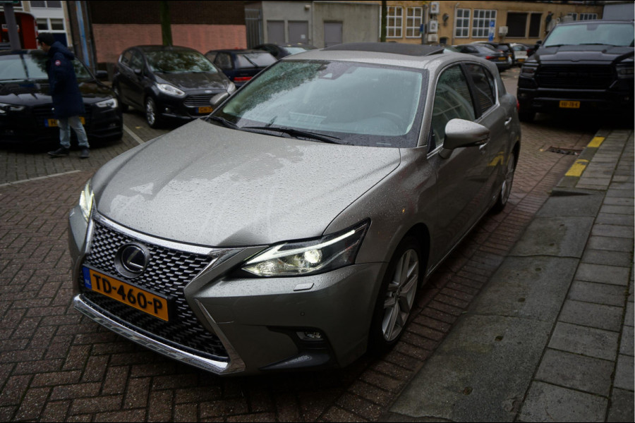 Lexus CT 200h Luxury Line | Leer | Opendak | Adaptive cruise | Lane departure | Camera | Electrisch verstelbare stoelen | Pack memory + stoelverwarming | Apple Carplay |