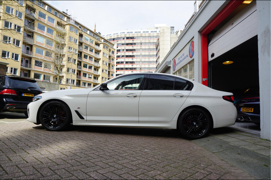 BMW 5 Serie 520i Business Edition Plus M-SPORT * LASER LEER ADAPTIVE Pack Memory Trekhaak NL Auto Dealer onderhouden