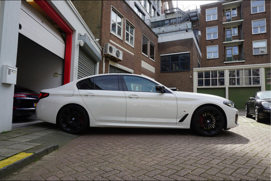 BMW 5 Serie 520i Business Edition Plus M-SPORT * LASER LEER ADAPTIVE Pack Memory Trekhaak NL Auto Dealer onderhouden