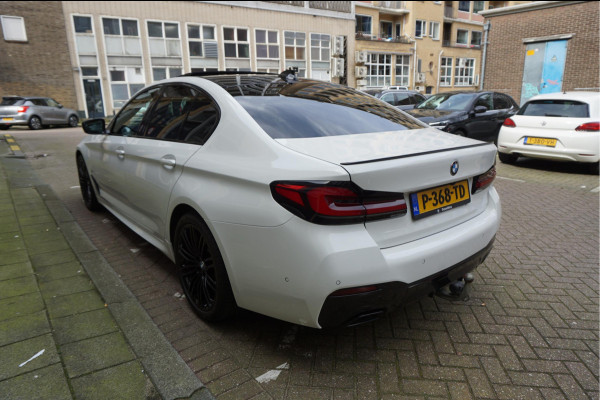 BMW 5 Serie 520i Business Edition Plus M-SPORT * LASER LEER ADAPTIVE Pack Memory Trekhaak NL Auto Dealer onderhouden