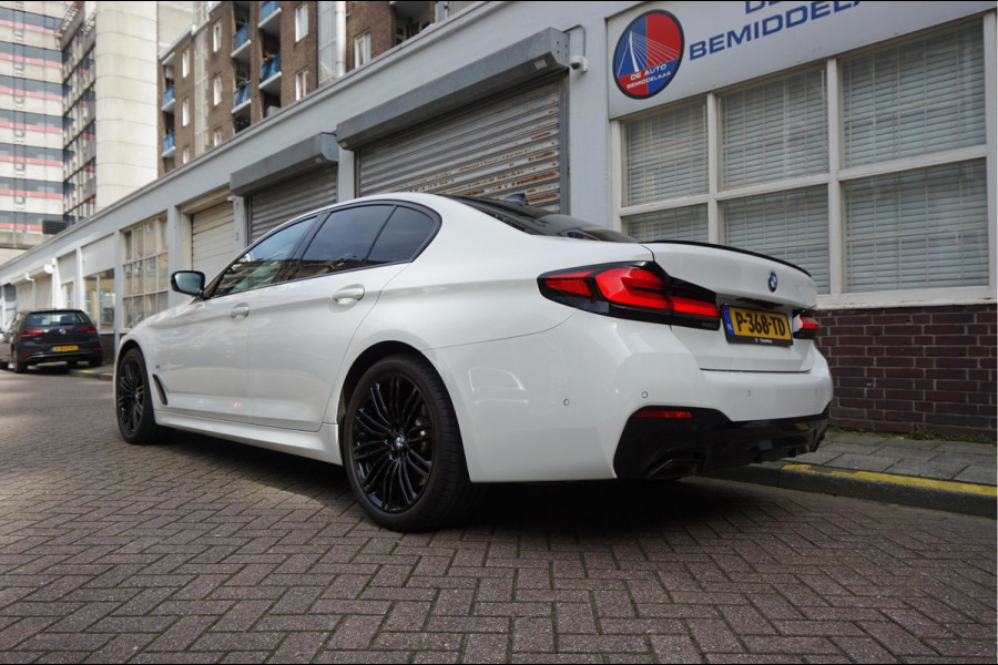 BMW 5 Serie 520i Business Edition Plus M-SPORT * LASER LEER ADAPTIVE Pack Memory Trekhaak NL Auto Dealer onderhouden