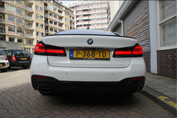 BMW 5 Serie 520i Business Edition Plus M-SPORT * LASER LEER ADAPTIVE Pack Memory Trekhaak NL Auto Dealer onderhouden