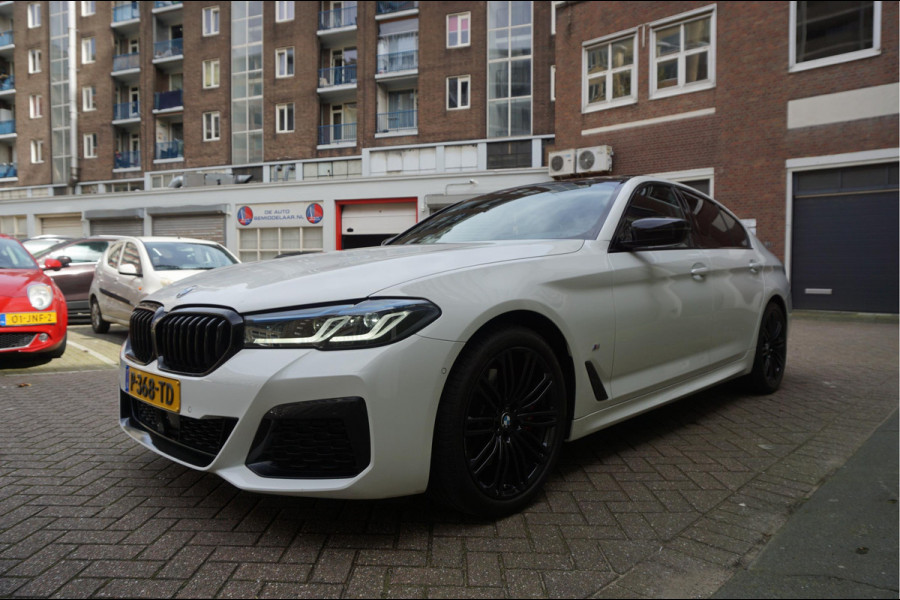 BMW 5 Serie 520i Business Edition Plus M-SPORT * LASER LEER ADAPTIVE Pack Memory Trekhaak NL Auto Dealer onderhouden