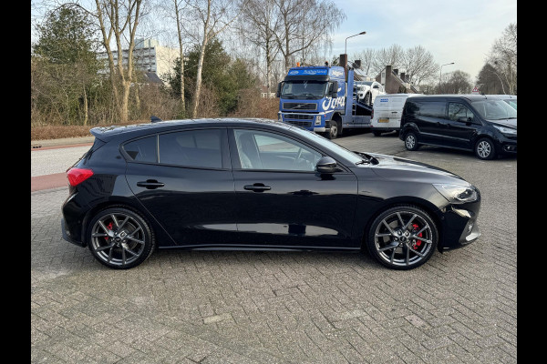 Ford Focus 2.3 EcoBoost ST-3 | 280pk Automaat! | Winter Pack | Adaptive LED | Sper differentieel | Achteruitrijcamera | Navigatie