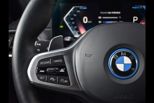 BMW 3-serie 330e xDRIVE | M-SPORT | TREKHAAK | SPORTSTOELEN | ACTIVE CRUISE CONTROL | CAMERA | LEDEREN BEKLEDING | DAB+ | HIFI SOUND | SHADO