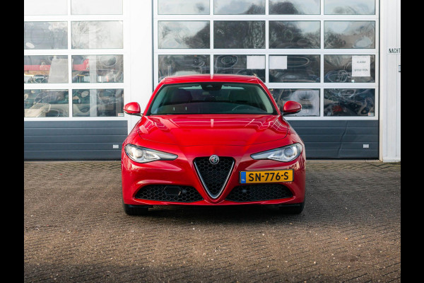 Alfa Romeo Giulia 2.0T Super | Leder | Xenon | 19"| Apple Carplay | Camera | PDC | Stoel&Stuur Verwarming | Rosso Alfa