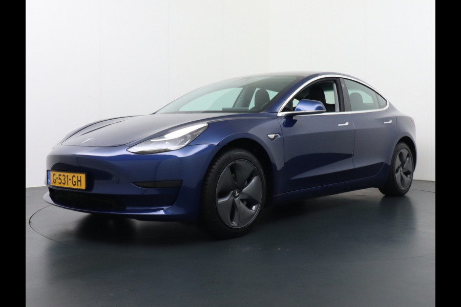 Tesla Model 3 SR+60kWh 325PK FSD-Voorbereid AutoPilot Lmv 18" Leder Pano.Dak Adaptive-Cruise Camera's Elektr.-Stuur+Stoelen+Spiegels+Geheugen+ Ecc Navigatiesysteem full map LED-a+v Comfortstoelen ACC DAB Voorverwarmen interieur via App Keyless via Telefoonsleutel One-Pedal-Drive Orig. nlse auto tot 11kw laden thuis ! Garantie Accu tot 23-09-2027/Max 160.000km 1.584kg licht!