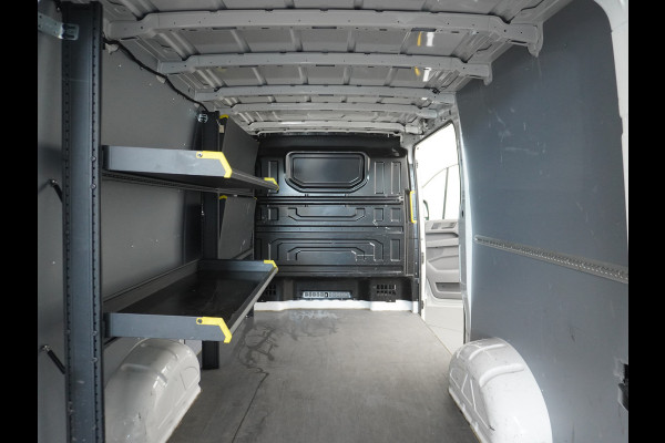 Volkswagen Crafter 35 2.0 TDI L3H2 Highline 3-Persoons Trekhaak Navi Cruise Control DAB+ Camera Licht-Regensensor Pdc Voorruitverwarming Betonplexvloer Schuifdeur 1e Eigenaar, 2.500KG Trekgewicht, Euro 6