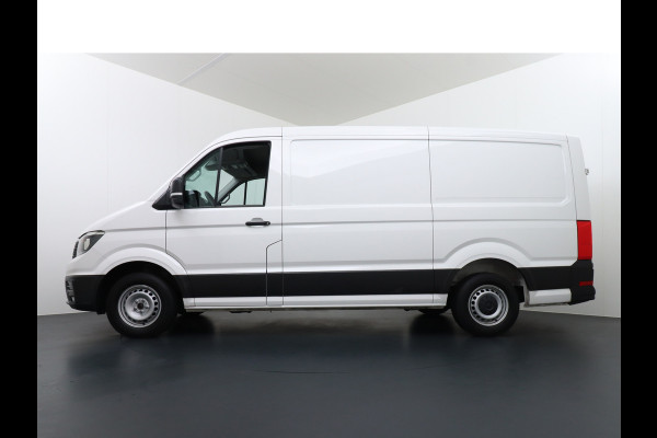 Volkswagen Crafter 35 2.0 TDI L3H2 Highline 3-Persoons Trekhaak Navi Cruise Control DAB+ Camera Licht-Regensensor Pdc Voorruitverwarming Betonplexvloer Schuifdeur 1e Eigenaar, 2.500KG Trekgewicht, Euro 6