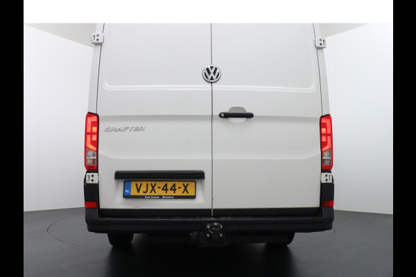 Volkswagen Crafter 35 2.0 TDI L3H2 Highline 3-Persoons Trekhaak Navi Cruise Control DAB+ Camera Licht-Regensensor Pdc Voorruitverwarming Betonplexvloer Schuifdeur 1e Eigenaar, 2.500KG Trekgewicht, Euro 6