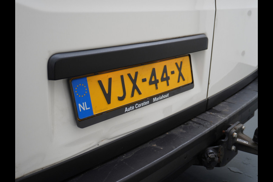 Volkswagen Crafter 35 2.0 TDI L3H2 Highline 3-Persoons Trekhaak Navi Cruise Control DAB+ Camera Licht-Regensensor Pdc Voorruitverwarming Betonplexvloer Schuifdeur 1e Eigenaar, 2.500KG Trekgewicht, Euro 6