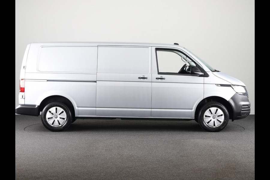 Volkswagen Transporter 2.0 TDI L2H1 28 Comfortline 150 pk | Navigatie | Trekhaak (afneembaar) | Parkeersensoren | Stoelverwarming | Vering verzwaard |