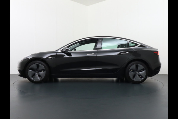 Tesla Model 3 SR+60kWh 325PK 18" AutoPilot 2.5 Leder PanoDak Adaptive Cruise Camera's Elektr.-Stuur+Stoelen+Spiegels+Geheugen+Easy-Entry+Verwa Ecc Navigatiesysteem LED-a+v Comfortstoelen ACC DAB Voorverwarmen interieur via App Keyless via Telefoonsleutel One-Pedal-Drive Orig. nlse auto tot 11kw laden thuis ! Garantie Accu en motor tot  05-11-2027 max 160.000km