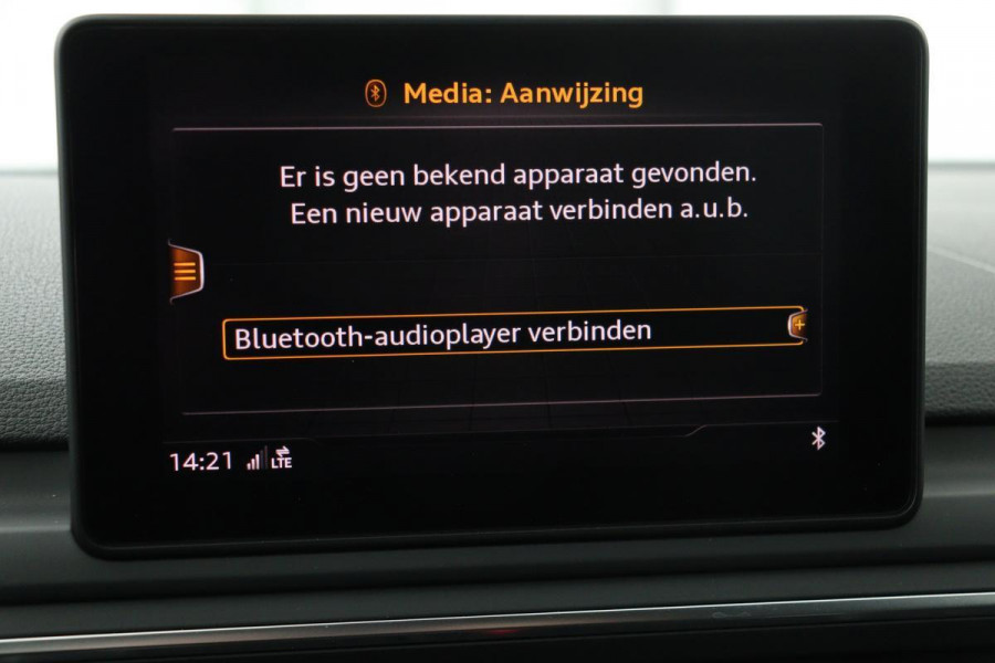 Audi A4 35 TFSI Sport S Line Black Edition | 1e eigenaar | Leder | Stoelverwarming | Trekhaak | Full LED | Sportstoelen | Navigatie | Climate control