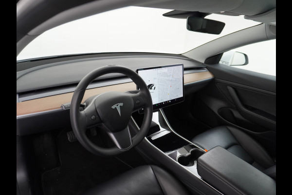 Tesla Model 3 SR+ 60kWh 325PK 18" AutoPilot Leder PanoDak Adaptive cruise Camera's Elektr.-Stuur+Stoelen+Spiegels+Geheugen+Easy-Entry+Verwarmd Navigatiesysteem full map LED-a+v Comfortstoelen ACC Dual-ECC DAB Voorverwarmen interieur via App Keyless via Telefoonsleutel One-Pedal-Drive Origineel Nederlandse auto Fase 3 laden! Garantie Accu tot 16-12-2027/Max 160.000km 1.584kg licht!