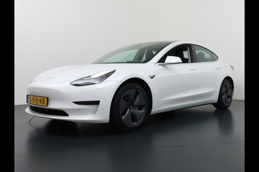 Tesla Model 3 SR+ 60kWh 325PK 18" AutoPilot Leder PanoDak Adaptive cruise Camera's Elektr.-Stuur+Stoelen+Spiegels+Geheugen+Easy-Entry+Verwarmd Navigatiesysteem full map LED-a+v Comfortstoelen ACC Dual-ECC DAB Voorverwarmen interieur via App Keyless via Telefoonsleutel One-Pedal-Drive Origineel Nederlandse auto Fase 3 laden! Garantie Accu tot 16-12-2027/Max 160.000km 1.584kg licht!