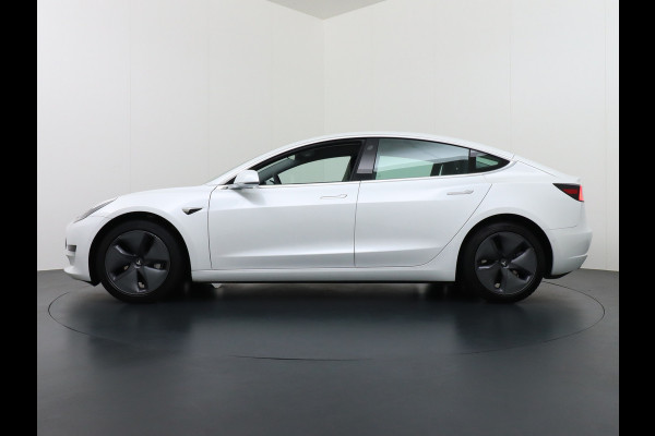 Tesla Model 3 SR+ 60kWh 325PK 18" AutoPilot Leder PanoDak Adaptive cruise Camera's Elektr.-Stuur+Stoelen+Spiegels+Geheugen+Easy-Entry+Verwarmd Navigatiesysteem full map LED-a+v Comfortstoelen ACC Dual-ECC DAB Voorverwarmen interieur via App Keyless via Telefoonsleutel One-Pedal-Drive Origineel Nederlandse auto Fase 3 laden! Garantie Accu tot 16-12-2027/Max 160.000km 1.584kg licht!