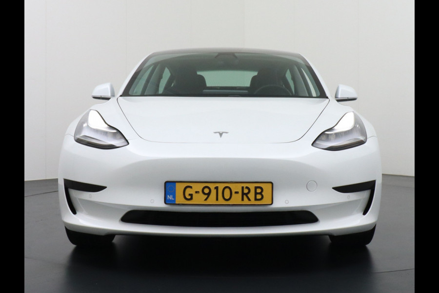 Tesla Model 3 SR+ 60kWh 325PK 18" AutoPilot Leder PanoDak Adaptive cruise Camera's Elektr.-Stuur+Stoelen+Spiegels+Geheugen+Easy-Entry+Verwarmd Navigatiesysteem full map LED-a+v Comfortstoelen ACC Dual-ECC DAB Voorverwarmen interieur via App Keyless via Telefoonsleutel One-Pedal-Drive Origineel Nederlandse auto Fase 3 laden! Garantie Accu tot 16-12-2027/Max 160.000km 1.584kg licht!