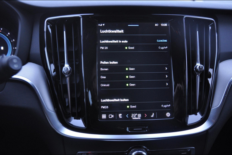 Volvo V60 B3 177PK Automaat Plus Bright / Semi-elektrisch inklapbare trekhaak / Harman Kardon audio / 360 Camera / Elektrisch bedienbare voorstoelen / Memory seats / Stoel en stuurverwarming / Apple Carplay / Google services / Keyless entry / Elektrische achterklep