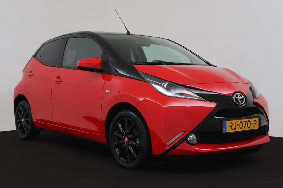 Toyota Aygo 1.0 VVT-i x-joy (BLUETOOTH, ACHTERUITRIJCAMERA, NL-AUTO)