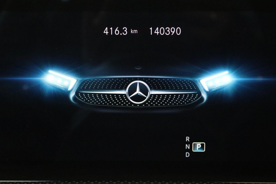 Mercedes-Benz A-Klasse 200 Business Solution AMG (PANORAMADAK, SFEERVERLICHTING, PARKEERSENSOREN, STOELVERWARMING, GOED ONDERHOUD)