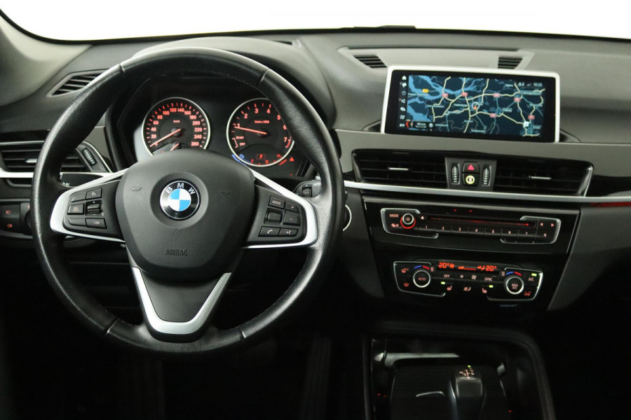 BMW X1 XDrive20i High Executive (PANORAMDAK, CRUISE, STOELVERWARMING, HEAD-UP DISPLAY, LEDER, PARKEERSENSOREN, DEALER ONDERHOUDEN)