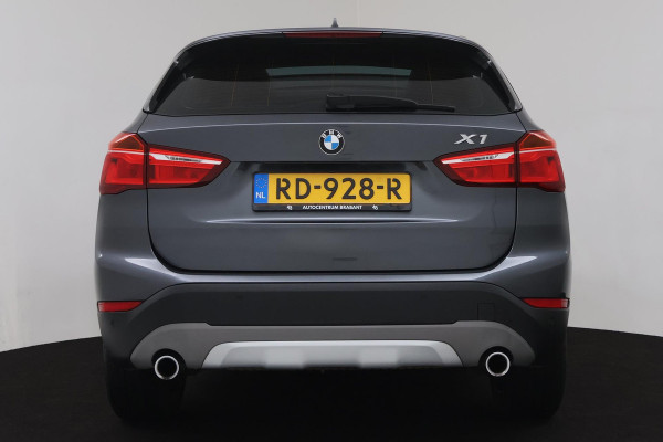 BMW X1 XDrive20i High Executive (PANORAMDAK, CRUISE, STOELVERWARMING, HEAD-UP DISPLAY, LEDER, PARKEERSENSOREN, DEALER ONDERHOUDEN)