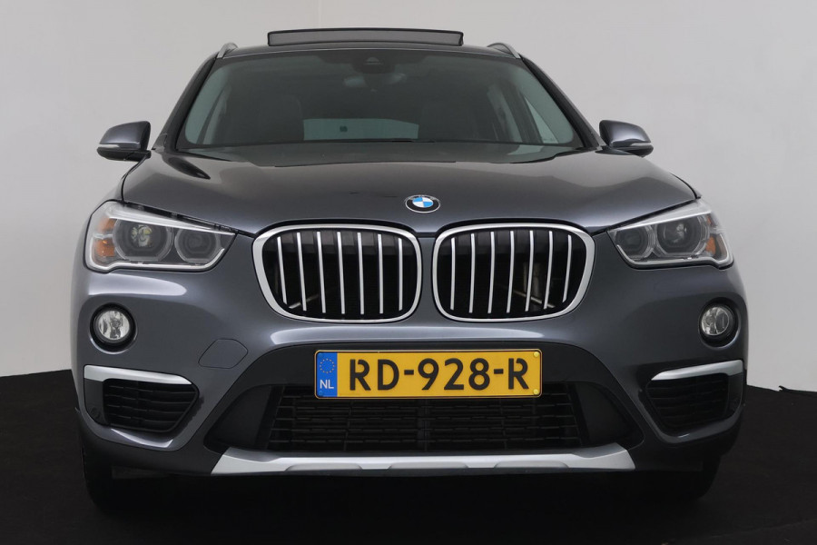 BMW X1 XDrive20i High Executive (PANORAMDAK, CRUISE, STOELVERWARMING, HEAD-UP DISPLAY, LEDER, PARKEERSENSOREN, DEALER ONDERHOUDEN)