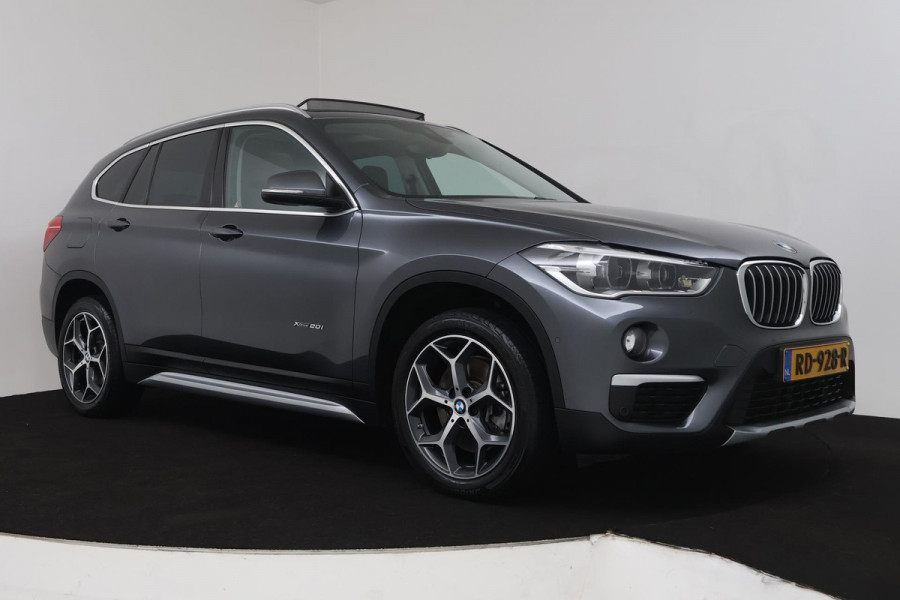 BMW X1 XDrive20i High Executive (PANORAMDAK, CRUISE, STOELVERWARMING, HEAD-UP DISPLAY, LEDER, PARKEERSENSOREN, DEALER ONDERHOUDEN)