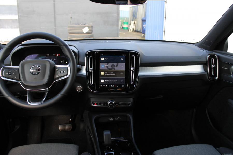 Volvo XC40 B4 211PK Automaat Plus Dark Verwarmbare voorstoelen, Verwarmbaar Stuurwiel, Rondom zichtcamera(360graden), google infotainment.